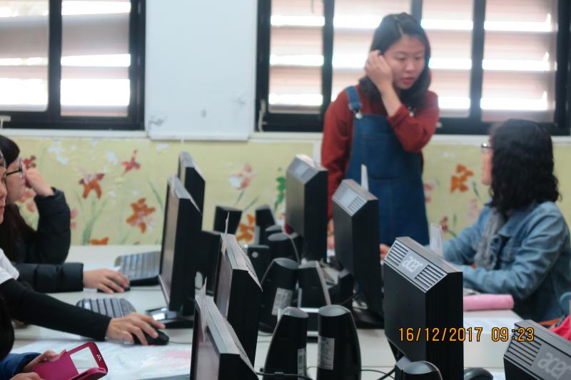 學員遇到問題，講師在一旁解答