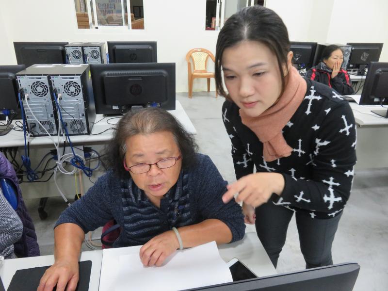 快過年了，親自設計一張賀年卡給家人