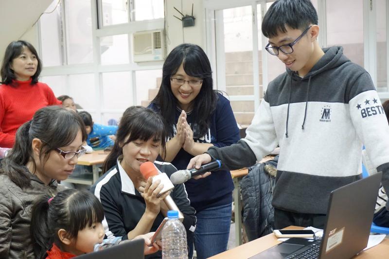 數位產品跟生活作結合,讓學員輕鬆快樂的學習。