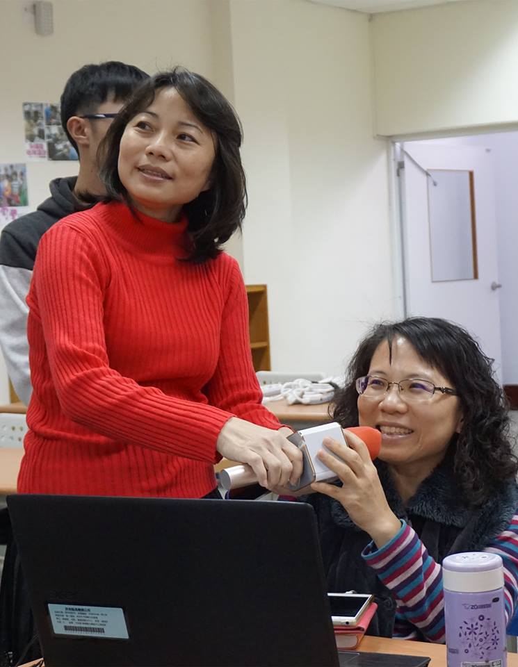 老師教導學員如何運用歡歌APP並連結麥克風歡唱。