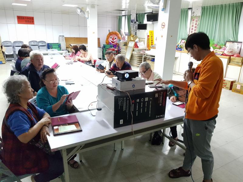 講師與學員上課畫面