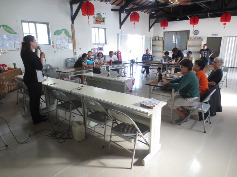 同學正在認真聽著老師上課中