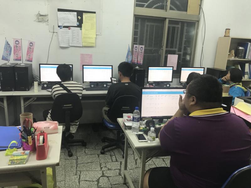 會長使用電腦廣播系統來分享佳冬鄉DOC年度成果