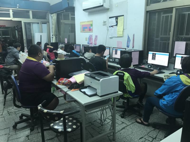 會長大致說明今年DOC營運的成果，討論明年發展走向