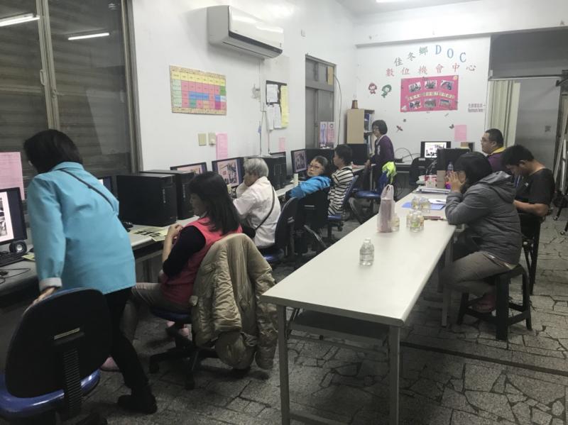 使用廣播系統，會長與學員們分享討論每堂課後的學員成品