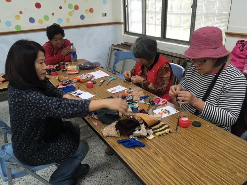 老師也親自教學，讓阿嬤們能更有創作的靈感。
