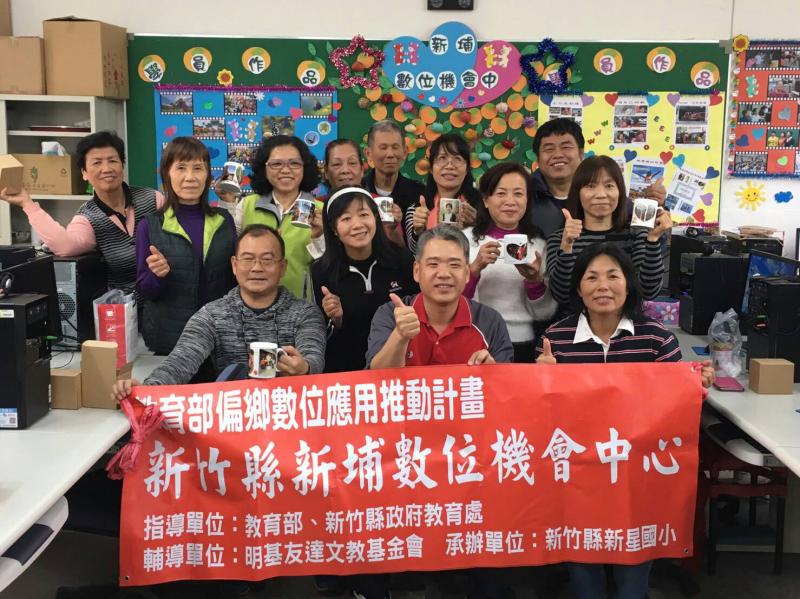 學員練習設計專屬圖片,熱轉印至馬克杯上,開心合影