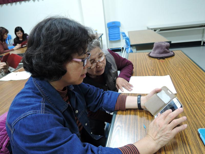 手機裡還有很多不懂的,有老師教授手機就會是好幫手