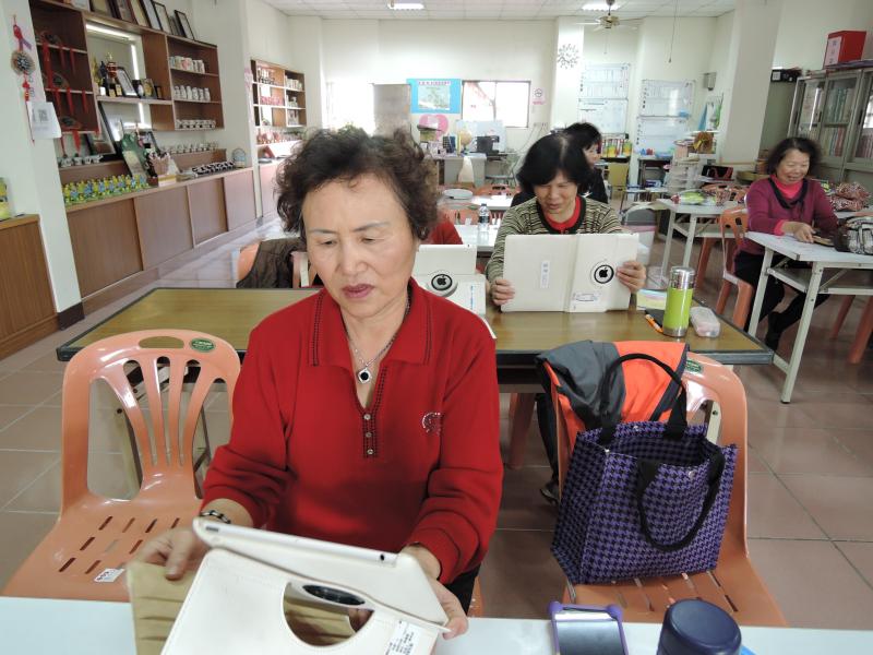 學員開心上課,體驗平板的樂趣