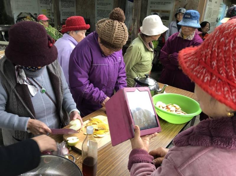 學員學習拍攝食物的照片的技巧，如何讓食物拍起來更美麗~
