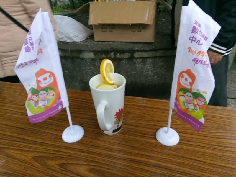 食物完成後，放在高杯中~與DOC的旗子一同拍攝，成為本堂課的作品~