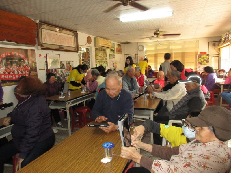 關懷據點的長者們與慈惠志工團歡樂學習