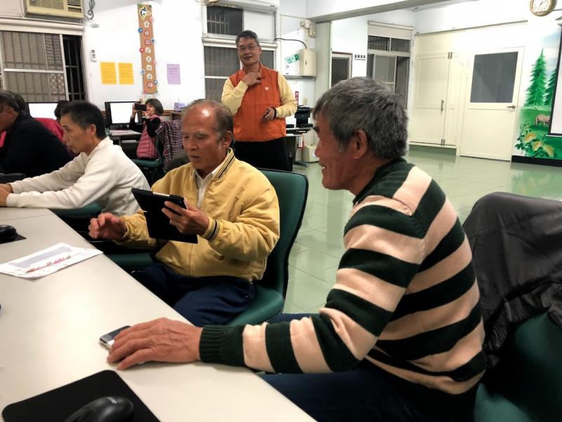 老師課程中講解手機照相.錄影功能