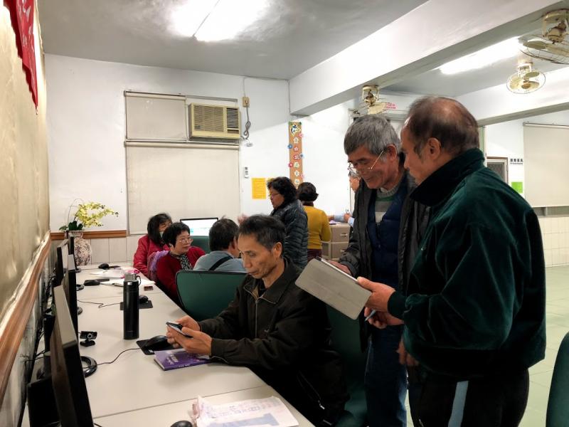 學員互相討論課程操作方式