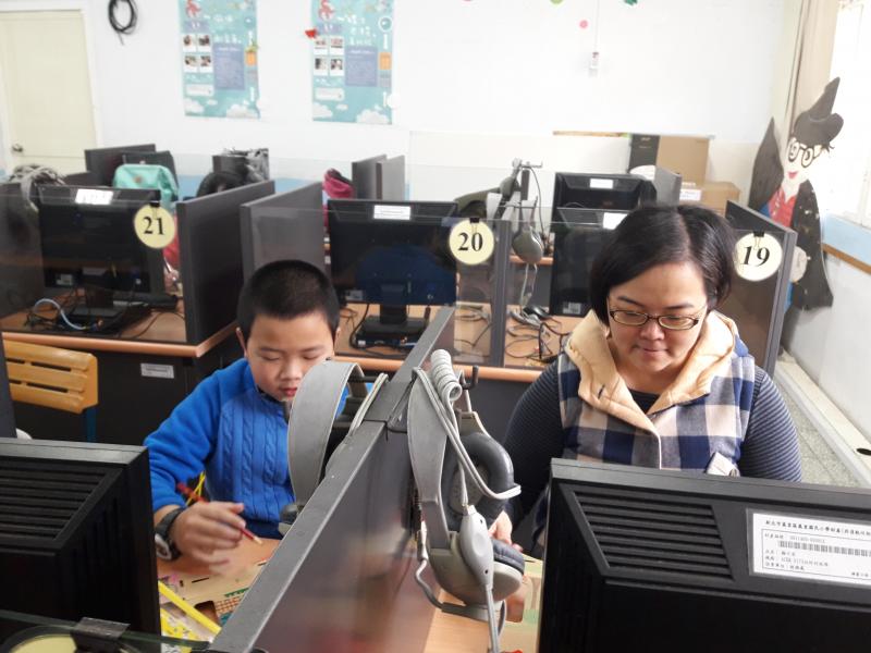 大人,小孩一起玩VR