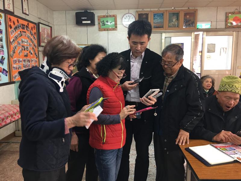 學員圍著老師問問題