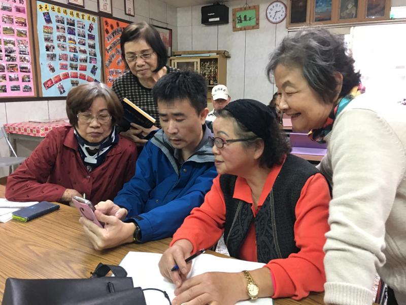 學員看老師操作