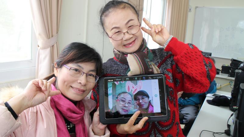 學員與自己拍的B612照片合照