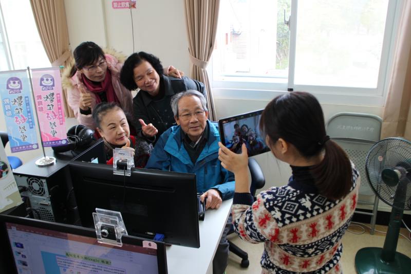 老師幫學員們拍照