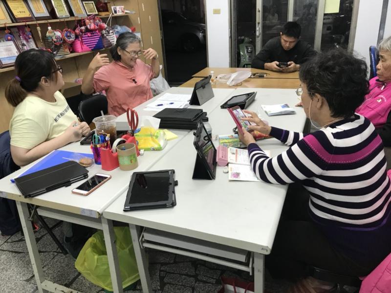 平板在學員認知裡面覺得跟電腦一樣複雜，但其實平板是介於電腦與手機之間，用看手機的角度來學習平板，讓學員了解其實平板沒有這麼複雜