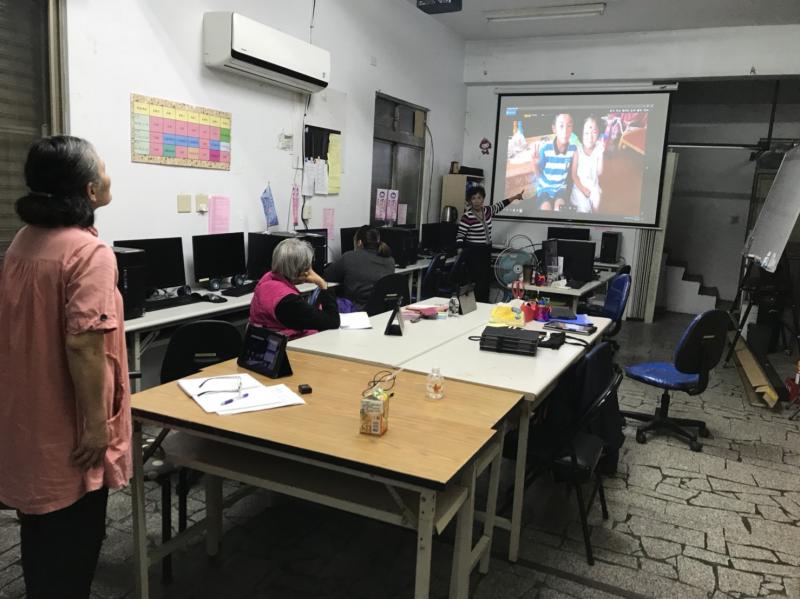 學員分享自己的攝影成品與老師和學員討論