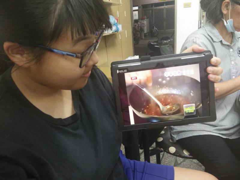 依照老師的指導，學員練習在家烹飪與安排自己的旅程