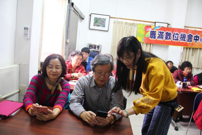 趙老師個別教導學員連接wifi 上網