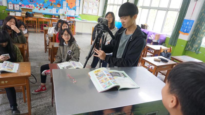 學員練習攝影機操作