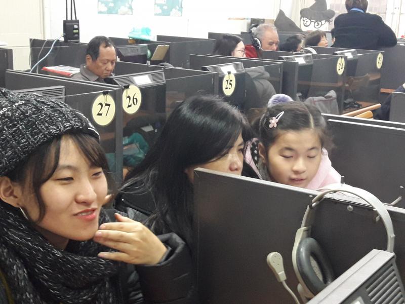 喜歡學電腦資訊的母女檔