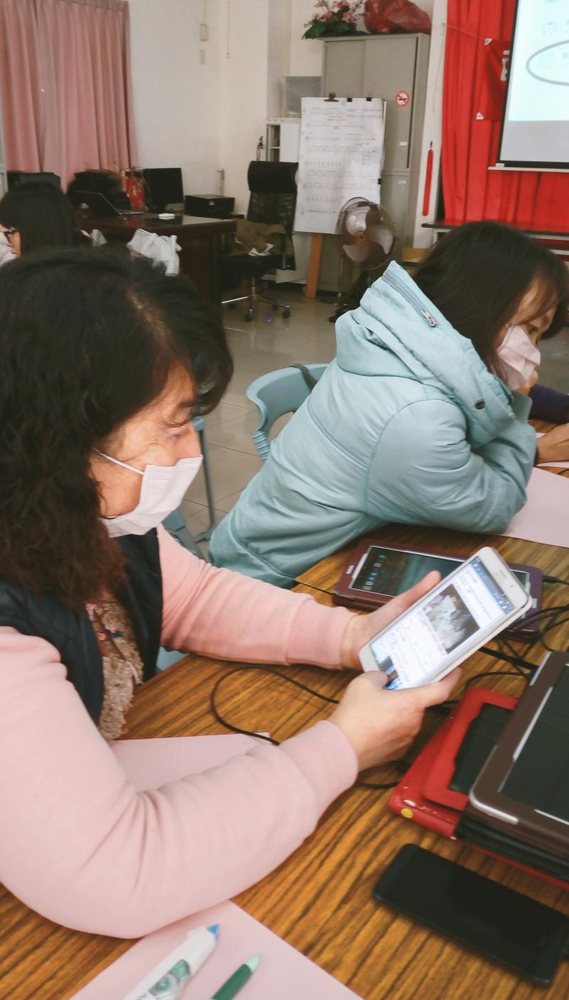 港東志工認真地上課