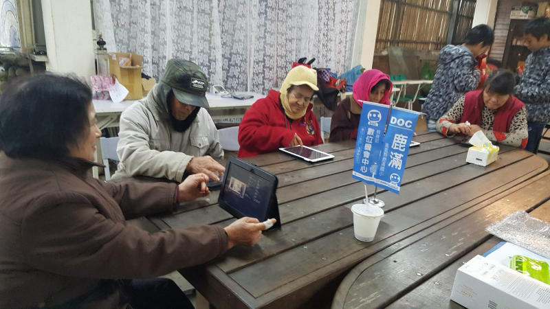 學員學習運用健康運動網站,與線上同步練習