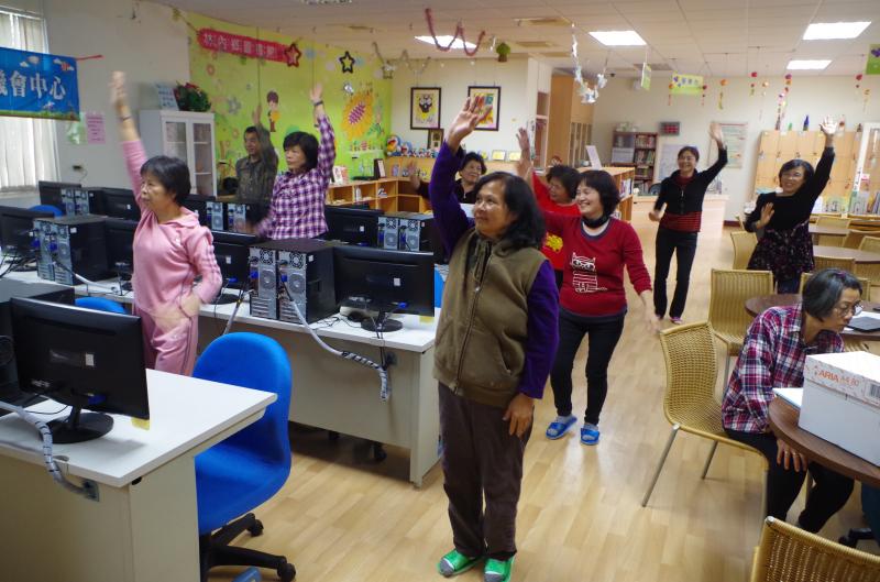 冷鋒過境，全身冷吱吱，    跳跳衛服部高齡者健康操，  熱情來襲，全身暖和和，  寒冷 FLY AWAY，  溫暖 RIGHT AWAY。