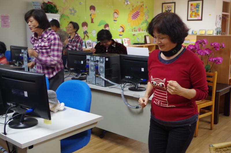 左鄰牽右舍，    樓上牽樓下，    相約動 e 動，  有益身體好。