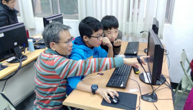 講師親自到學員旁邊解決辦法