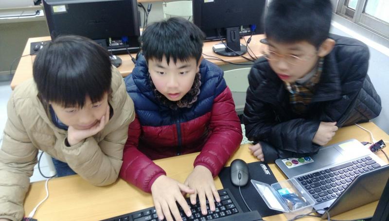 學員一起解決問題