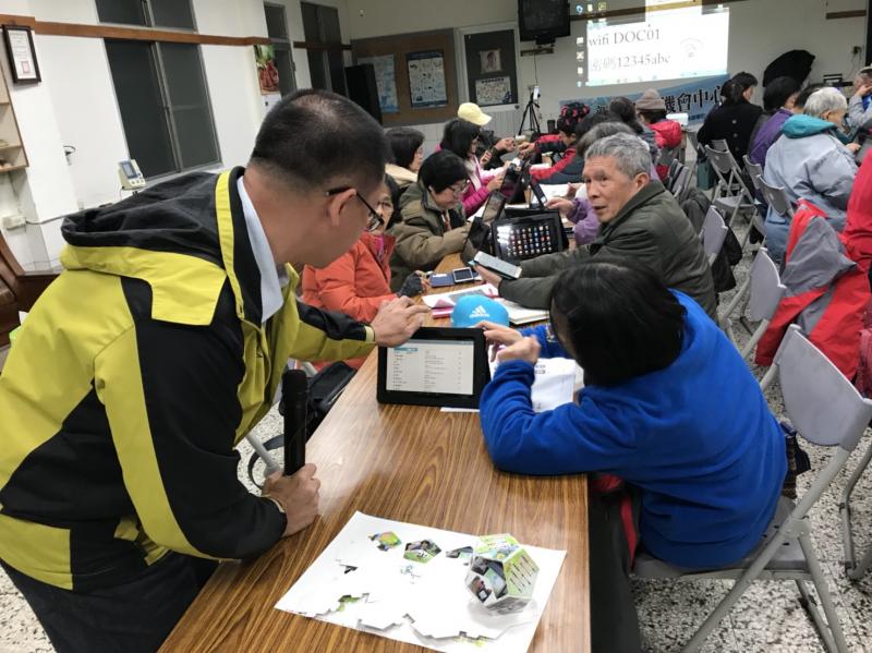 老師指導學生並解惑