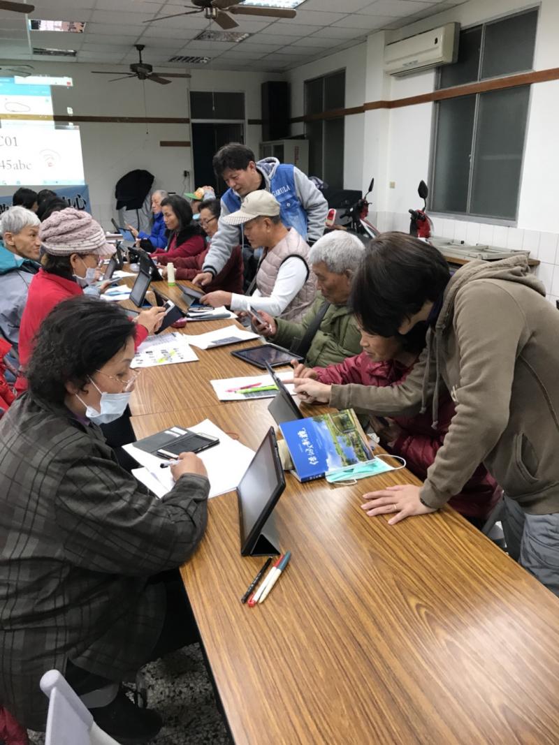 上課指導學員與學員上課認真