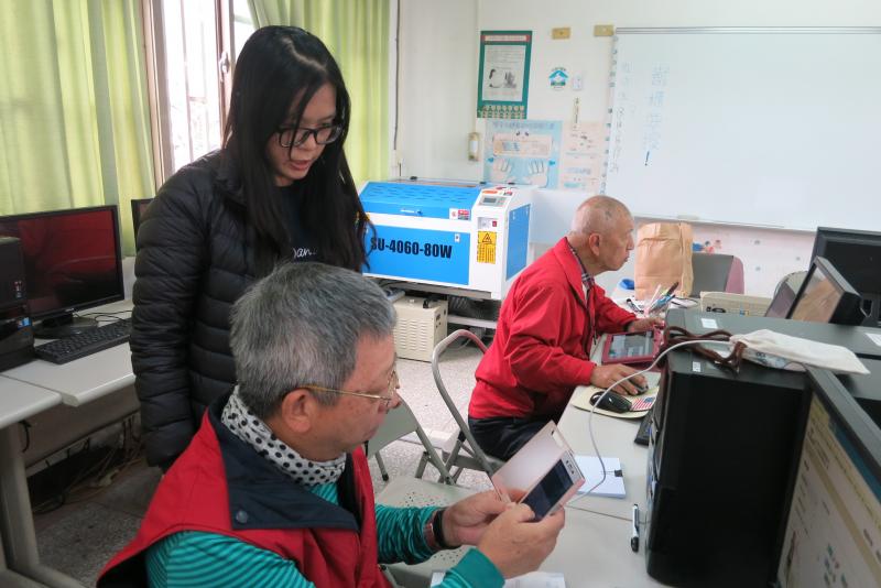 學員利用個人習慣的載具操作