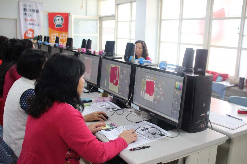 學員認真製作中