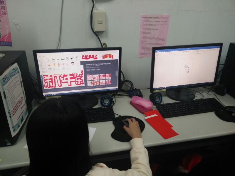 學員們上網尋找喜歡的素材，打造創意紅包!