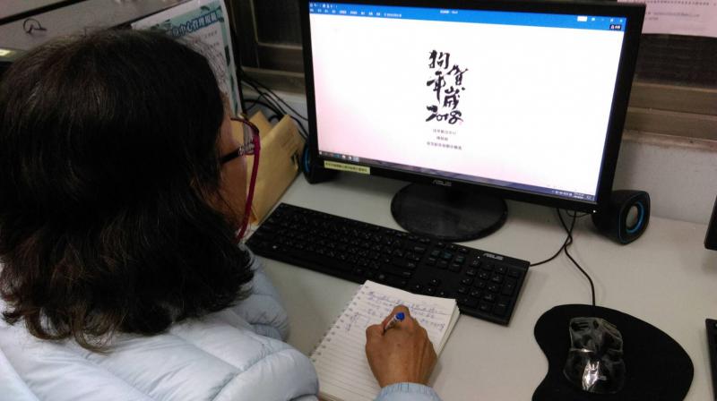 一步又一步的步驟，學員認真的聆聽並做筆記