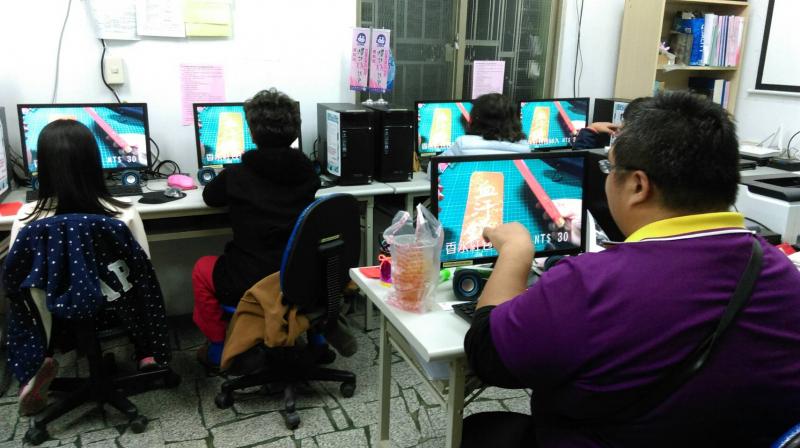 老師先播放置作創意紅包的影片 講解有哪些方式可以做出專屬您個人的創意紅包!