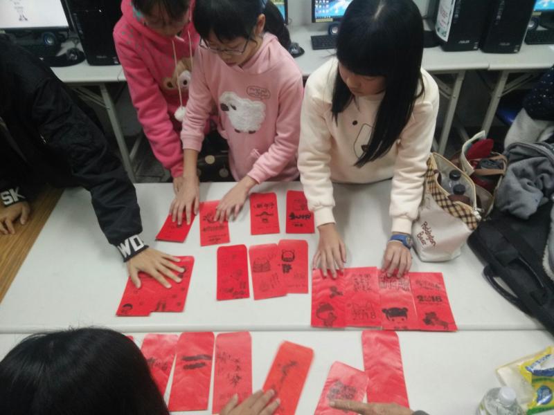 學員們靦腆害羞的展現自己的作品