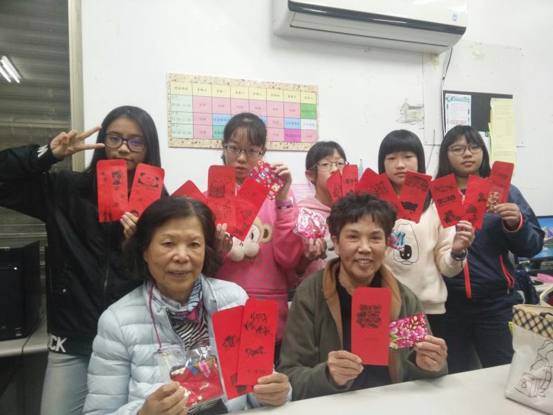 完成自己作品後來個大合照吧