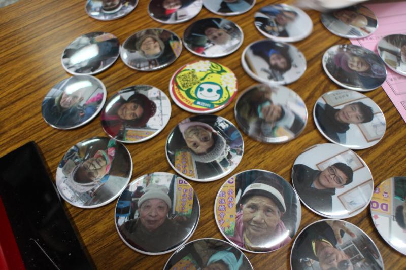 長輩很開心可以拍照，有得很靦腆，有得很大方