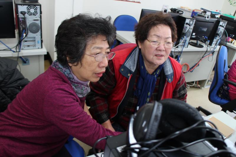 學員們互相幫忙