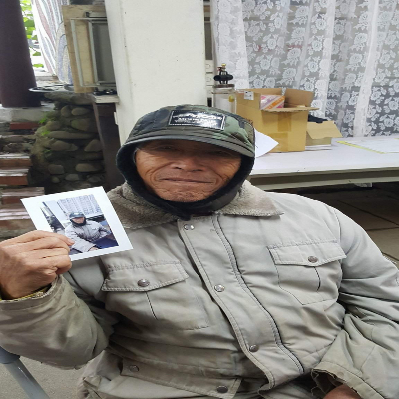 張學員將所拍攝的照片印出