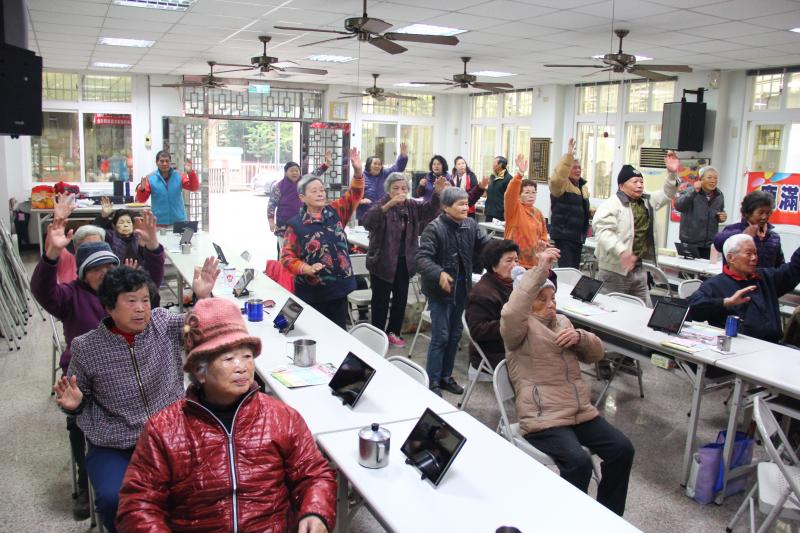 小惠老師帶動高齡者健康操