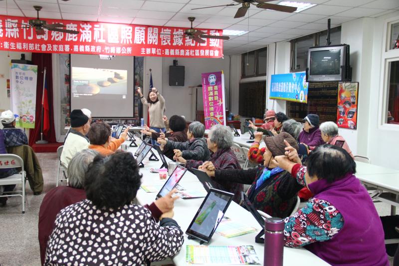 講師教導民眾預防及延緩失能照護手指運動