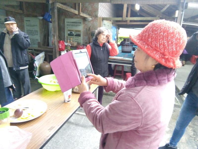 鳳林數位機會中心數位大主廚課程，學員練習拍攝及操作功能